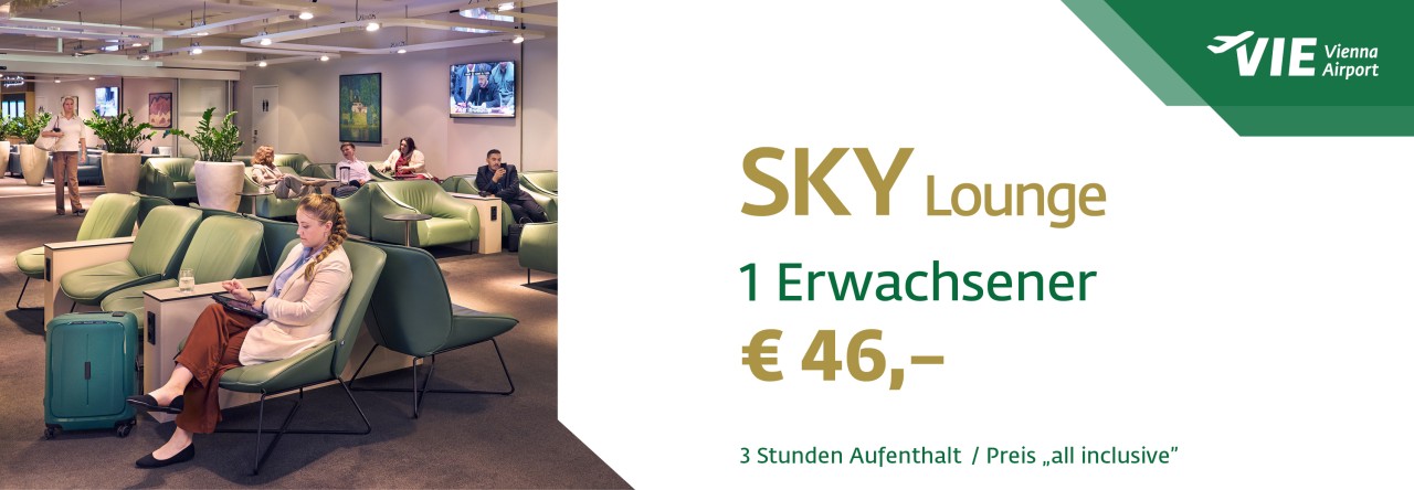 Werbebanner für die SKY Lounge am Flughafen Wien. Mehrere Personen sitzen entspannt auf grünen Sesseln in einer modernen Lounge-Umgebung. Auf der rechten Seite steht in großen Buchstaben „SKY Lounge“, darunter „1 Erwachsener € 46,-“ sowie „3 Stunden Aufenthalt / Preis 'all inclusive'“. Oben rechts befindet sich das Logo des Flughafens Wien.