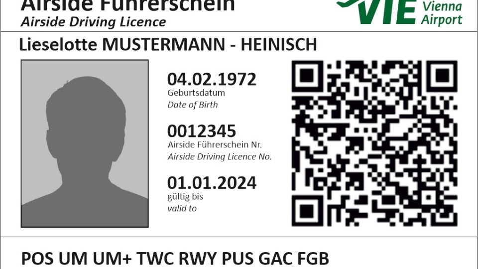 Beispiel einer Airside-Fahrerlaubnis vom Flughafen Wien mit Namen, Geburtsdatum, Ausweisnummer, Gültigkeitsdatum, QR-Code und Silhouette eines Platzhalter-Fotos.