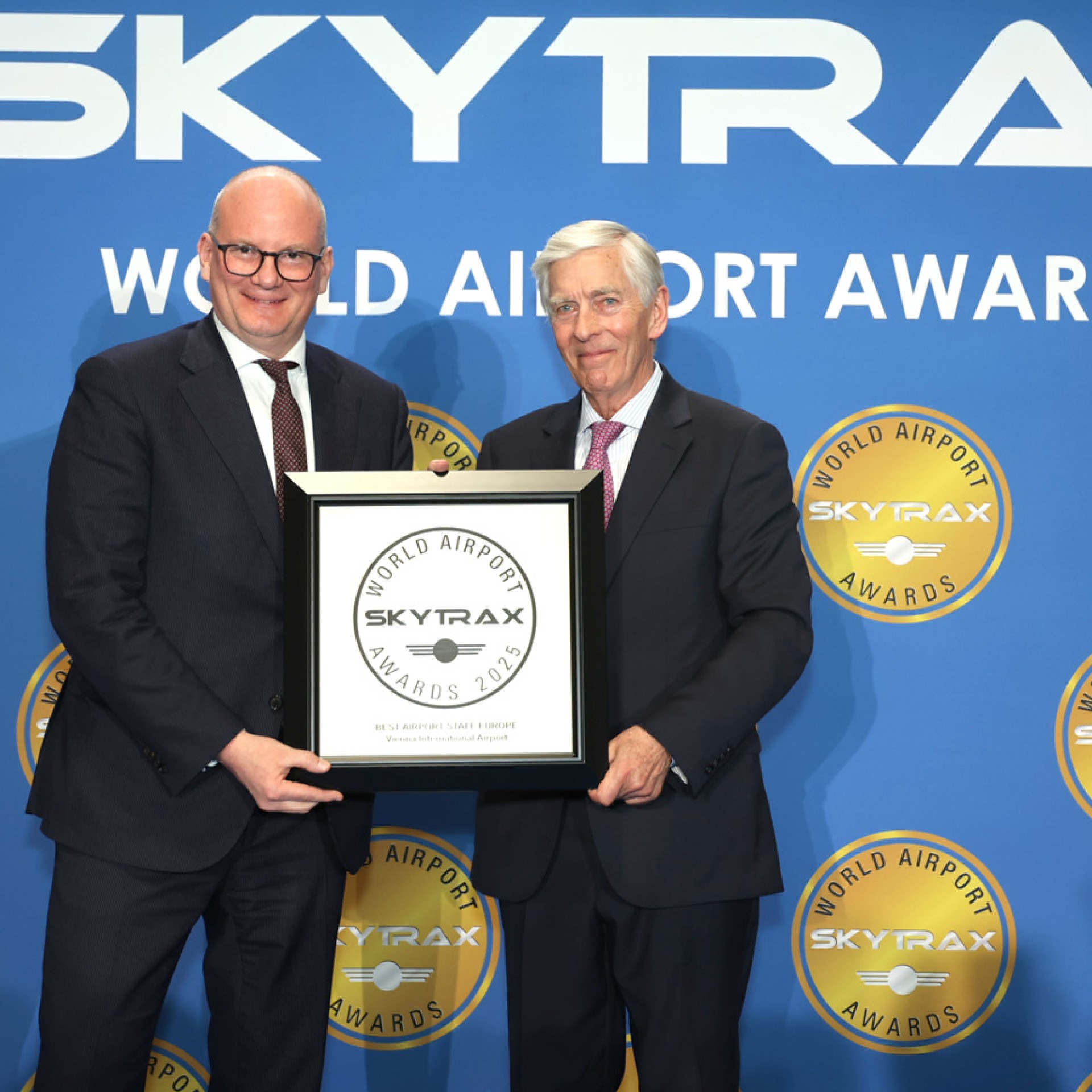 At the Passenger Terminal Expo 2025, Edward Plaisted, CEO of Skytrax (right), presented the award to Julian Jäger, Member of the Executive Board of Flughafen Wien Group (left).