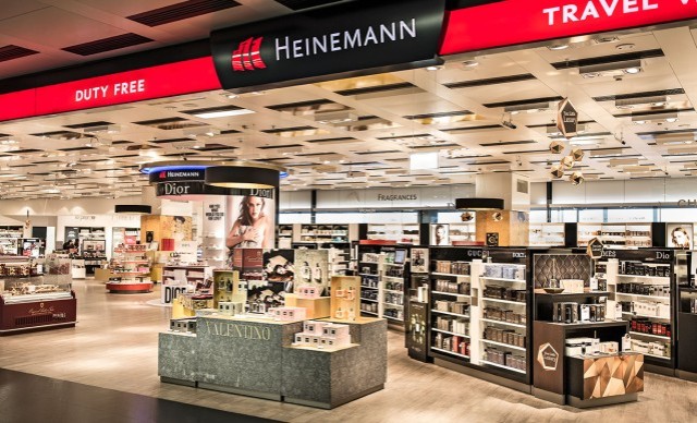 Duty-Free-Shop mit Heinemann-Logo, Parfüm- und Kosmetikregalen von Marken wie Dior und Valentino .