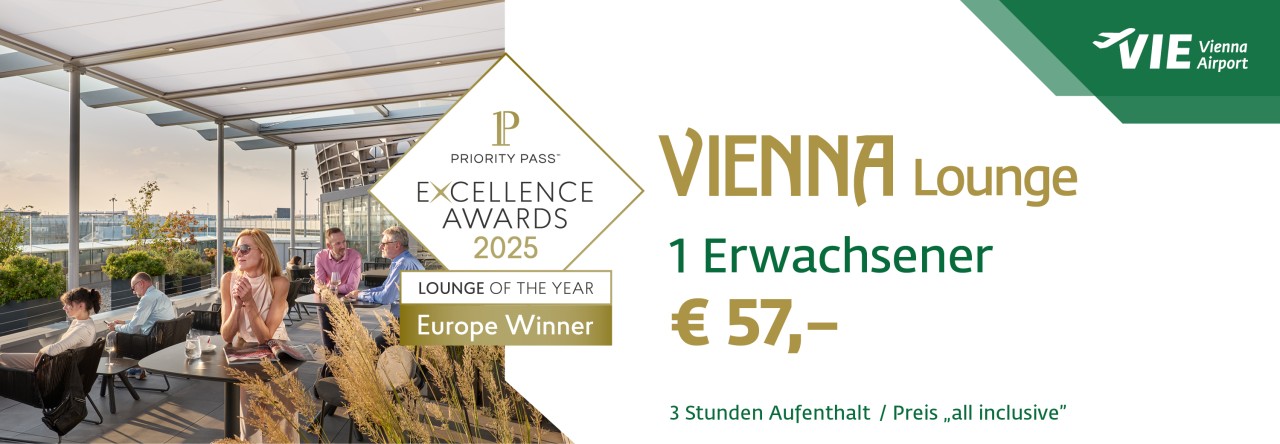 Werbebanner für die Vienna Lounge am Flughafen Wien, ausgezeichnet mit dem Priority Pass Excellence Award 2025 als „Lounge des Jahres in Europa“. Links im Bild entspannen Menschen auf einer Terrasse mit Blick ins Grüne und auf Gebäude im Hintergrund. Rechts im Bild steht der Text: „VIENNA Lounge“, „1 Erwachsener“, „€ 57,-“, „3 Stunden Aufenthalt / Preis 'all inclusive'“. Oben rechts befindet sich das Logo des Flughafens Wien.