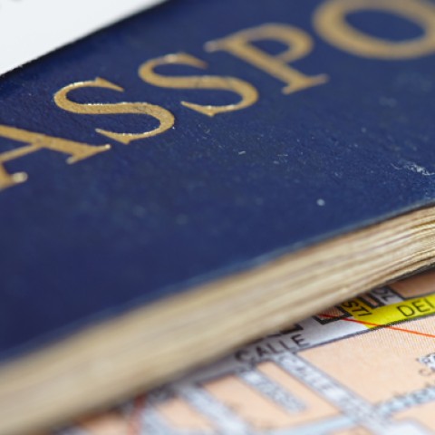 Notreisepass: Pass der auf einer Weltkarte liegt.