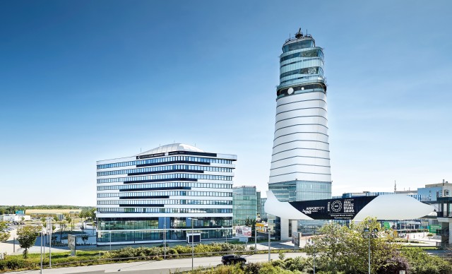 Tower des Flughafen Wiens bei strahlendem Himmel