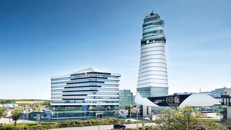 Tower des Flughafen Wiens bei strahlendem Himmel
