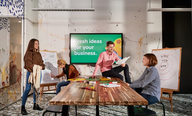 drei Frauen und ein Mann, bei der Suche nach neuen Ideen für ihr Business