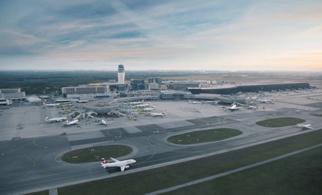 Blick auf das Flughafen Gelände. Piste im Vordrgrund.