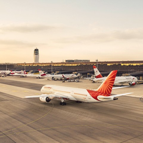 Foto von einem Flugzeug mit dem Tower im Hintergrund